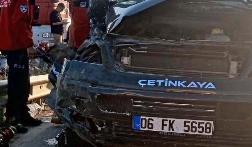 Balıkesir'de kamyon ile minibüsün çarpıştığı kazada 1'i ağır 6 kişi yaralandı