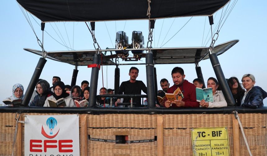Kapadokya'da öğretmen ve öğrenciler gökyüzünde kitap okudu