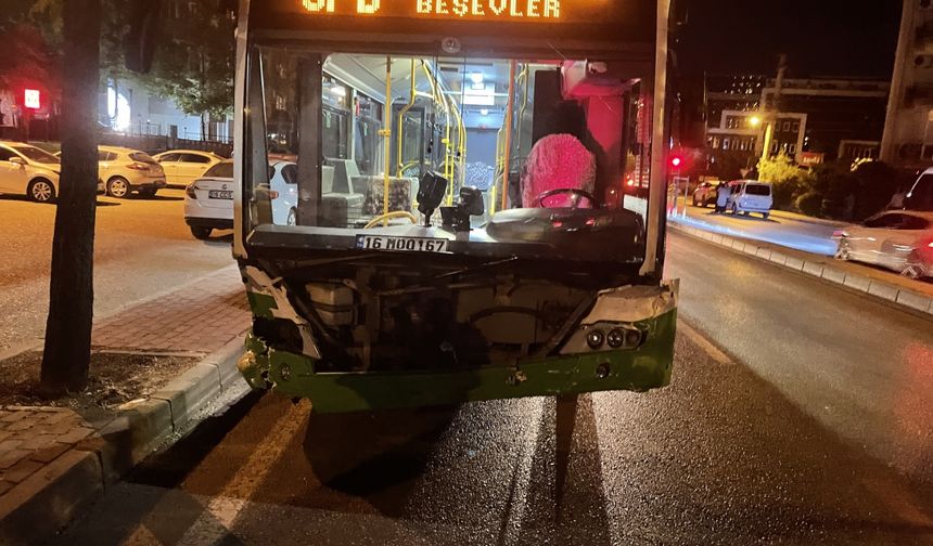 Bursa'da özel halk otobüsü ile otomobilin çarpıştığı kazada 7 kişi yaralandı