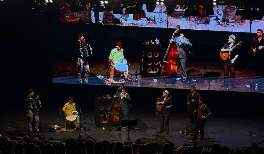 Candan Erçetin ve Barcelona Gipsy Klezmer Orkestrası Bursa'da konser verdi