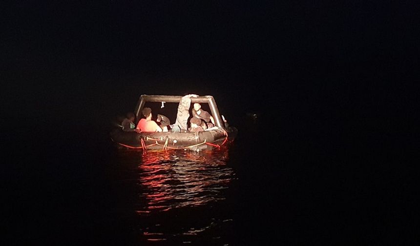İzmir açıklarında 21 düzensiz göçmen kurtarıldı