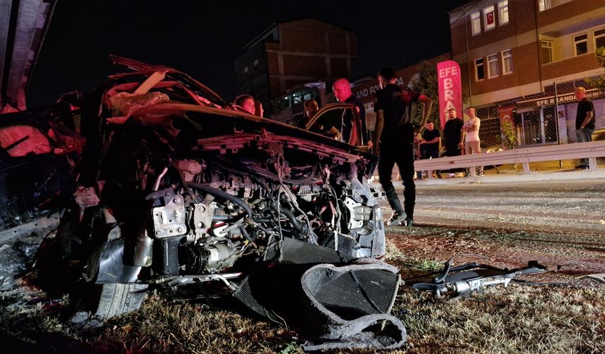 Kocaeli'de köprü ayağına çarpan otomobildeki 2 kişi ağır yaralandı