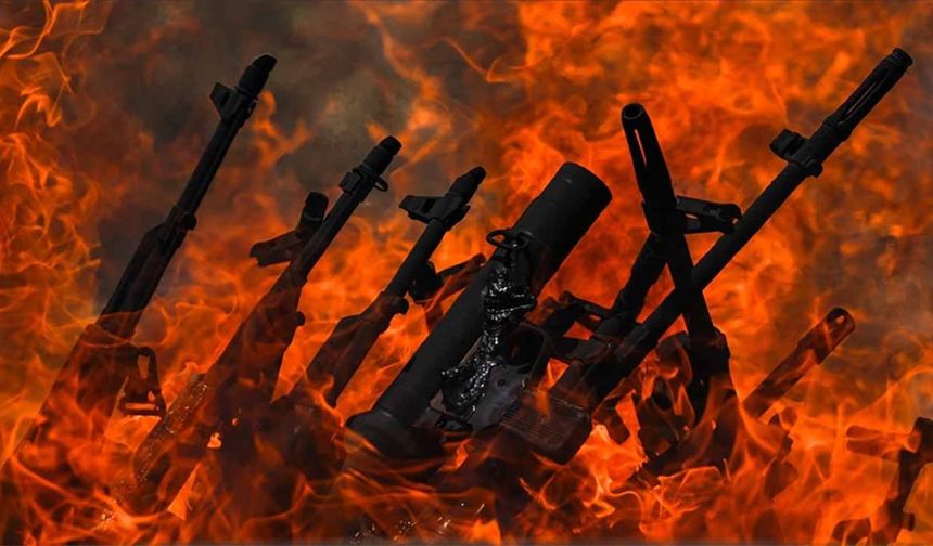 Terör örgütü PKK'dan bir grup silahlarını imha etti