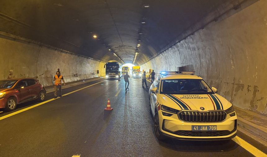 Anadolu Otoyolu'nun Kocaeli kesiminde 5 kişinin yaralandığı zincirleme trafik kazası ulaşımı aksattı