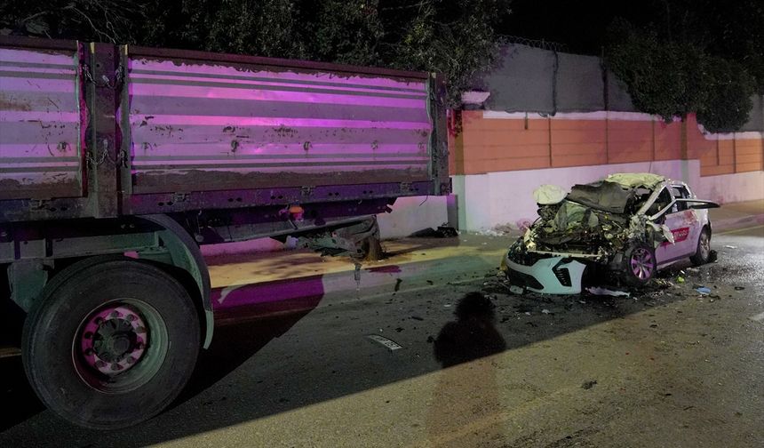 Büyükçekmece'de otomobilin park halindeki tıra çarptığı kazada 1 kişi öldü, 4 kişi yaralandı