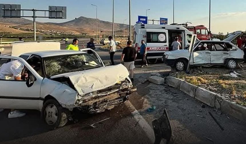 Kayseri'de iki otomobilin çarpıştığı kazada 2 kişi öldü, 4 kişi yaralandı
