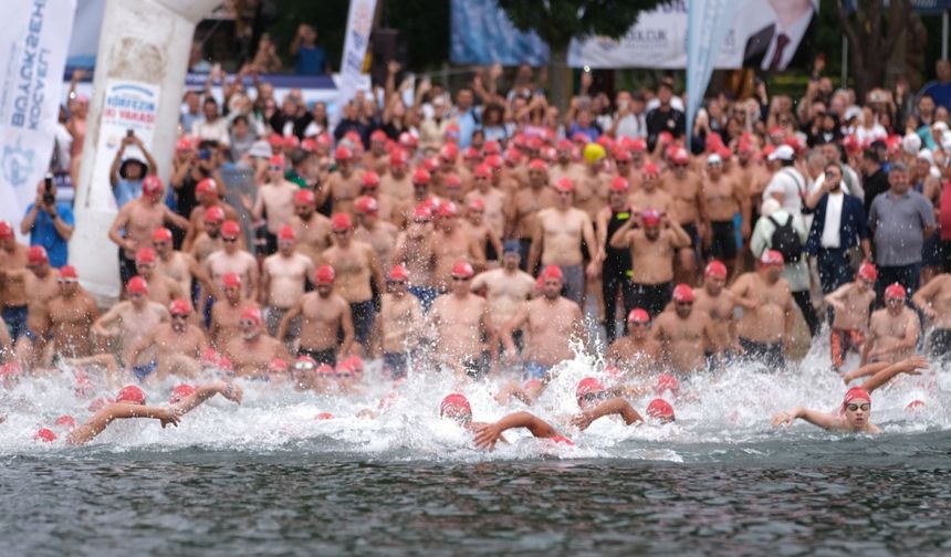 Kocaeli'deki Açık Su Yüzme Yarışları'nda sporcular İzmit Körfezi'ni yüzerek geçti