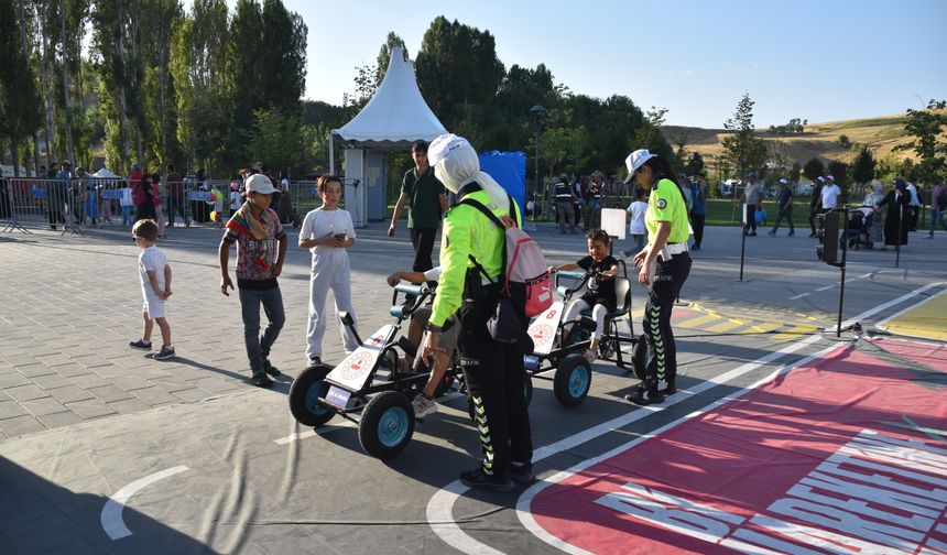 Malazgirt Zaferi kutlamalarına katılan çocuklara trafik eğitimi verildi