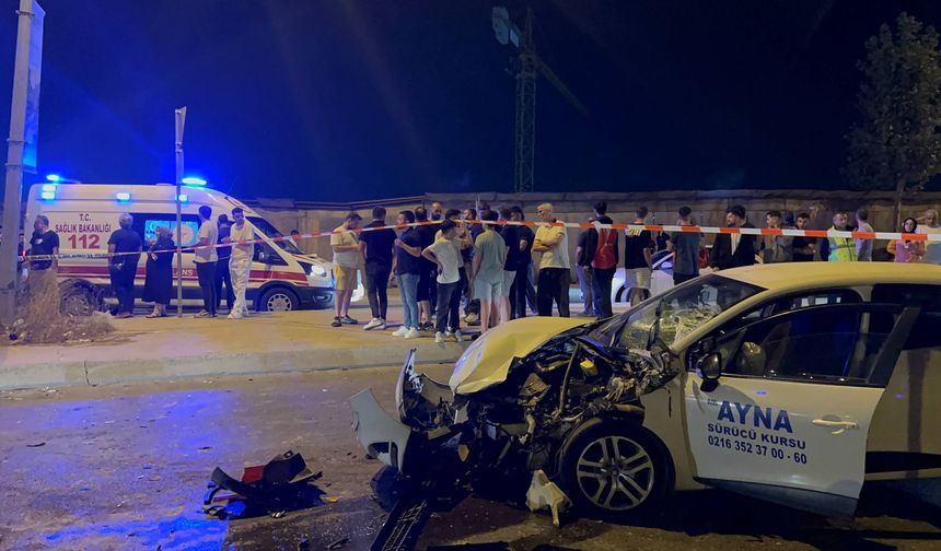 Sultanbeyli'de servis minibüsü ile otomobilin çarpıştığı kazada 10 kişi yaralandı