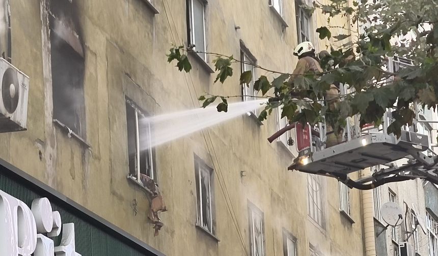 Sultangazi'de iş merkezinde çıkan yangın söndürüldü