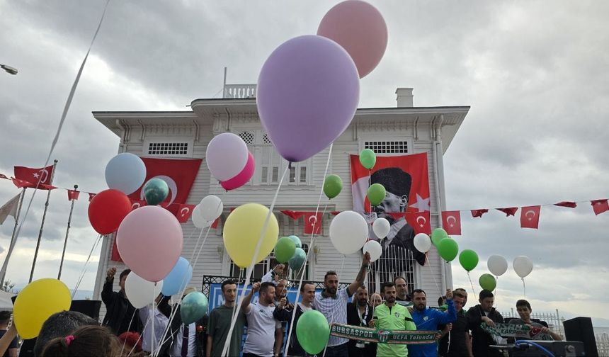 Bursa'da lösemiyi yenen 11 yaşındaki Ali Demir için gökyüzüne balonlar bırakıldı
