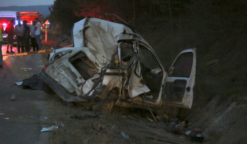 Kastamonu'da iki aracın çarpıştığı kazada 2 kişi öldü, 5 kişi yaralandı