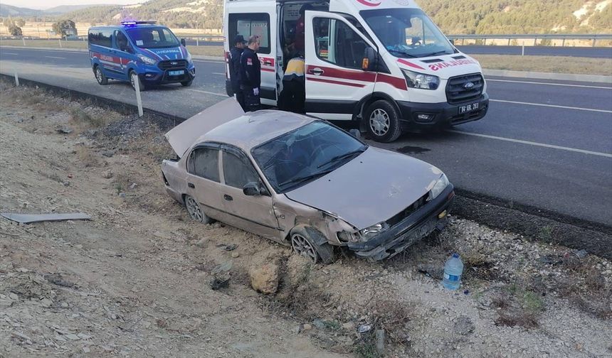 Uşak'ta şarampole düşen otomobildeki 4 kişi yaralandı