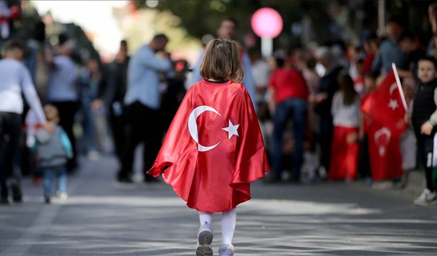 Cumhuriyet'in 102. yılı kutlamaları 21 pare top atışıyla başladı