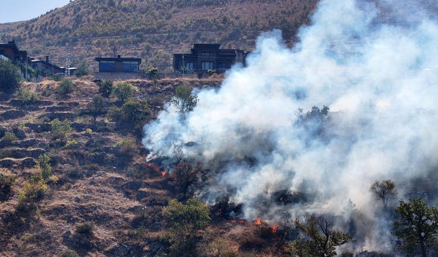 Biber ve patlıcan közlemek için yakılan ateşin sıçradığı çalılık alandaki yangın söndürüldü
