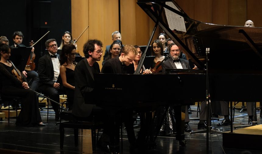 Bursa Bölge Devlet Senfoni Orkestrası, şef Niklas Benjamin Hoffmann'ı konuk etti