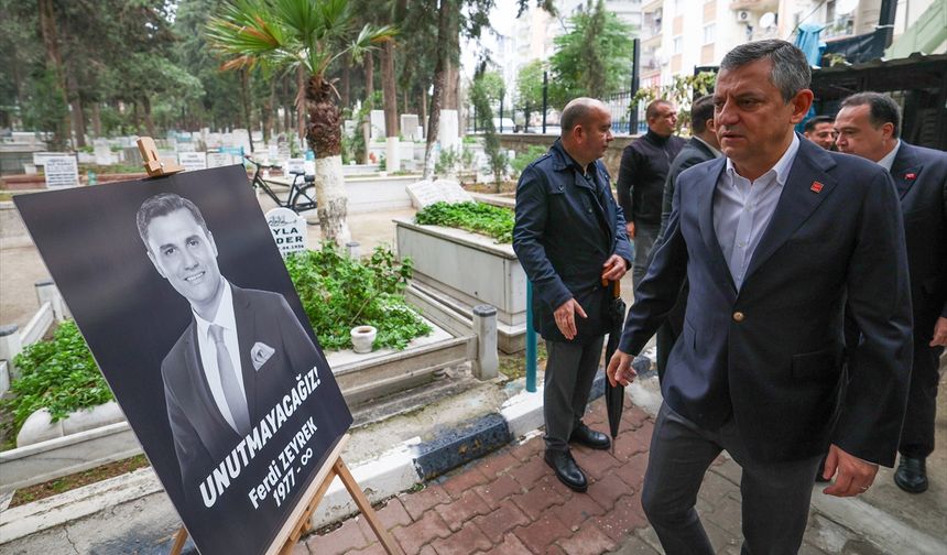 CHP Genel Başkanı Özel'den Ferdi Zeyrek'in kabrine ziyaret