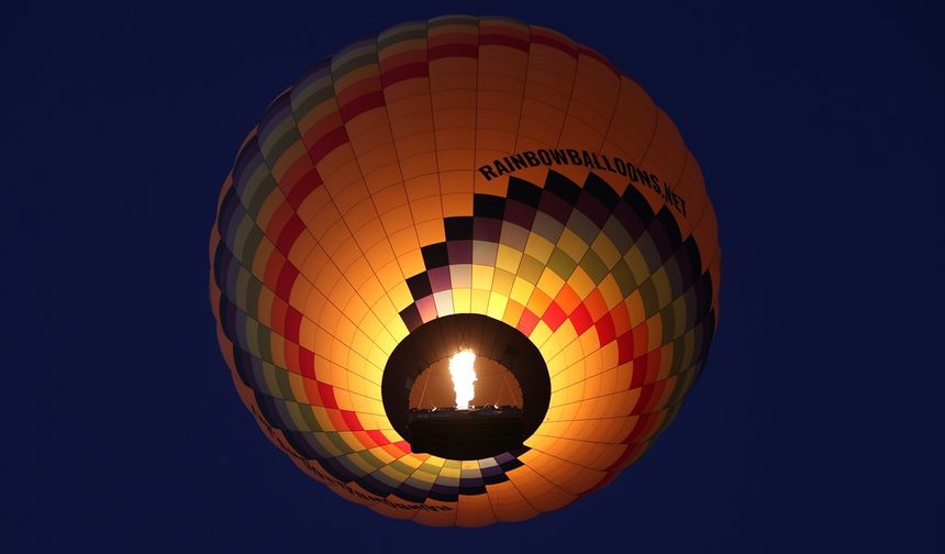 Kapadokya'daki sıcak hava balonları vadilere renk kattı