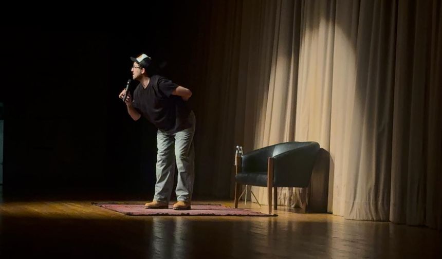 Bursa'da Doğu Demirkol'un stand-up gösterisi seyirciyle buluştu