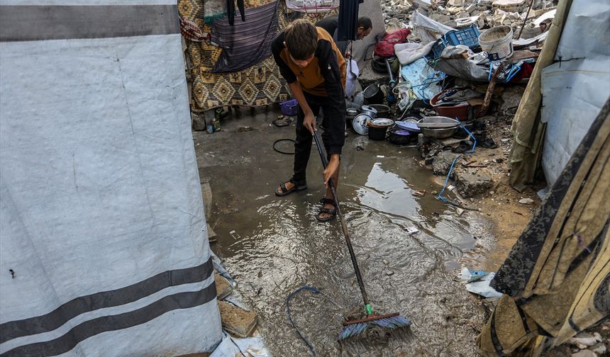 Han Yunus'taki çadır kamplarda kalan yerlerinden edilen Filistinliler, yağmur sularıyla mücadele ediyor