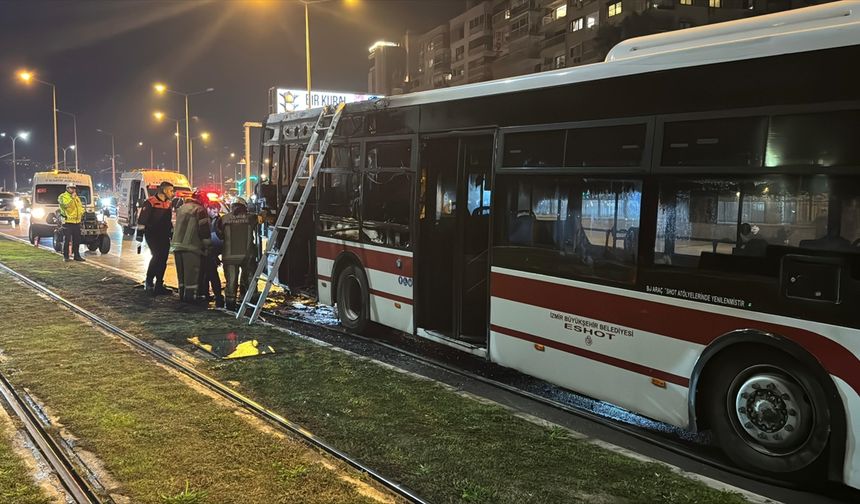 İzmir'de seyir halindeki belediye otobüsü yandı