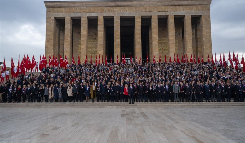 Milli Eğitim Bakanı Tekin, tüm illerden gelen öğretmenlerle Anıtkabir'i ziyaret etti