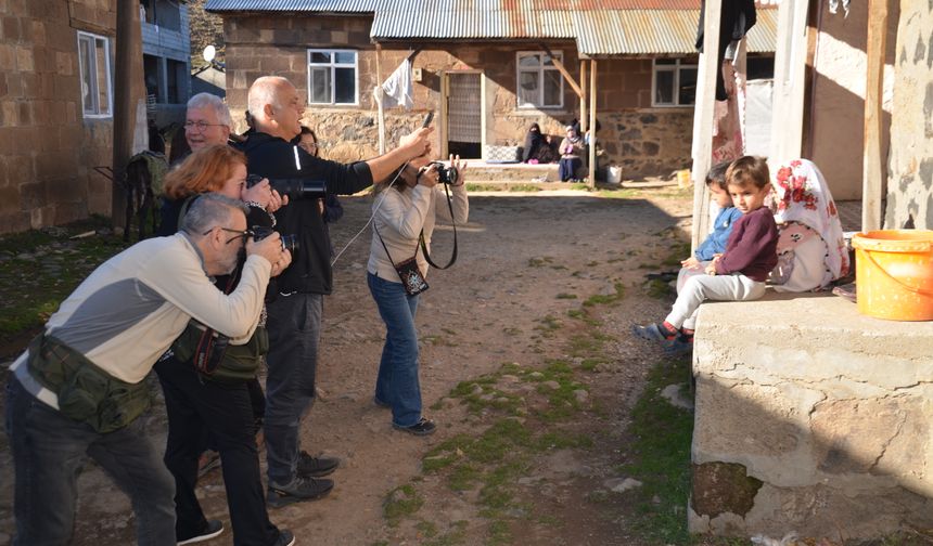 Muş'a gelen fotoğraf tutkunları kentin güzelliklerini görüntüledi