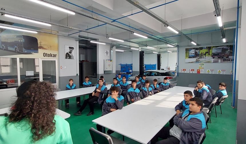 Otokar, elektrikli otomobil sektörünün geleceği öğrencileri yetiştiriyor