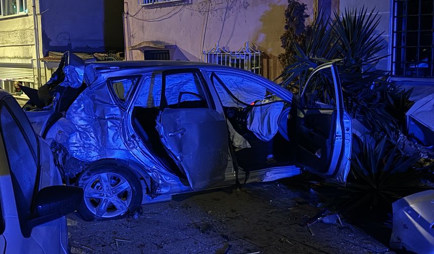Üsküdar'da park halindeki araca çarpan otomobildeki 2 kişi yaralandı