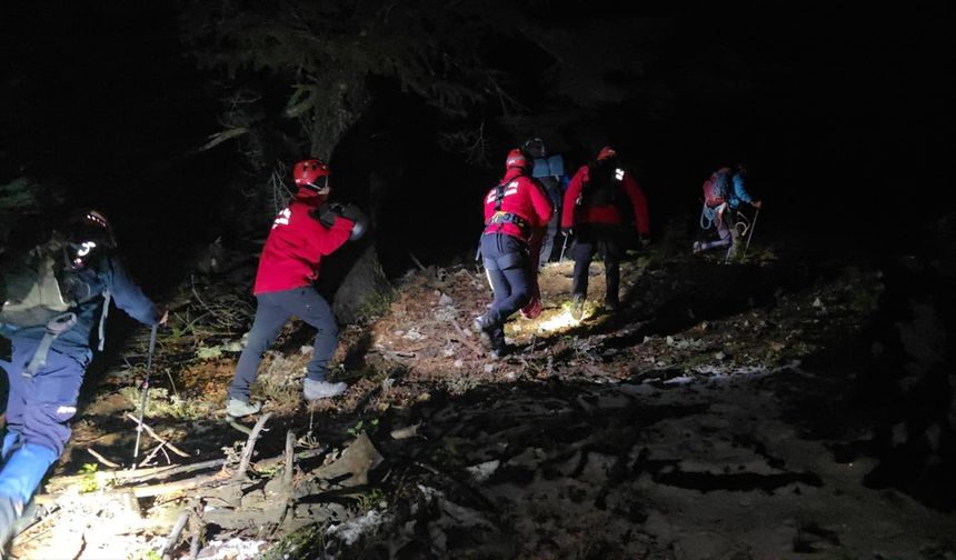 ADANA - Dağda mahsur kalan 3 kişi kurtarıldı