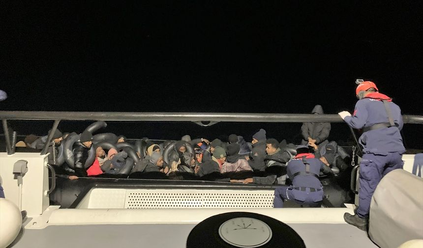 İzmir açıklarında 44 düzensiz göçmen yakalandı, 18 düzensiz göçmen kurtarıldı