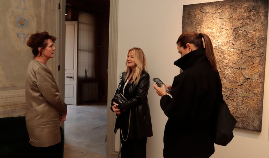 Sanatçı Elvan Alpay'ın 'Panta Rhei / İşler - Works 2021-2025' sergisi, İstanbul'da sanatseverlerle buluştu