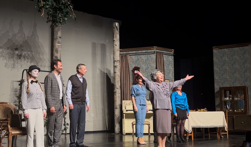 Usta sanatçı Nevra Serezli, 'Ağaçlar Ayakta Ölür' oyunuyla tiyatroseverlerle buluştu