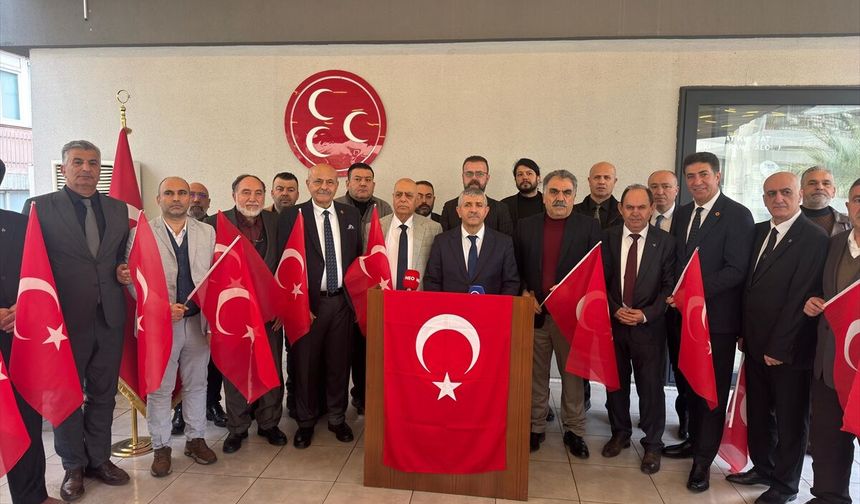 İzmir'de, terör örgütü YPG/SDG yandaşlarının Türk bayrağına saldırısına tepki