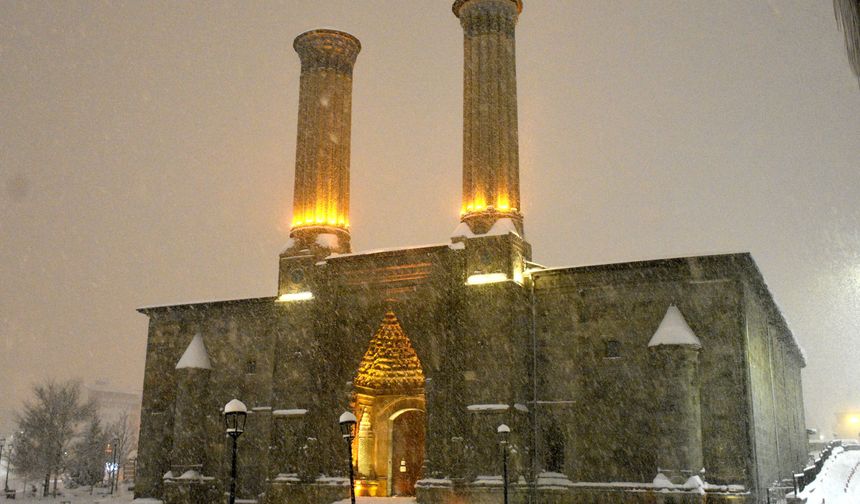 Karla kaplanan Erzurum'un tarihi yapıları dronla görüntülendi