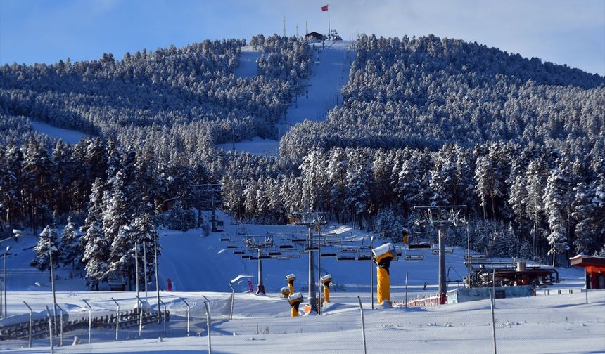 Kars'ta evleri ve araçları karla kaplanan köylülerin zorlu kış mesaisi