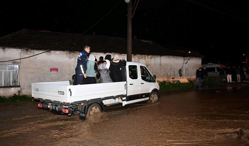 Manisa'da sağanak hayatı olumsuz etkiledi