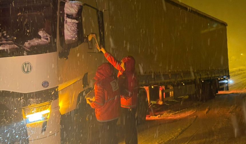 Muş-Bingöl kara yolunda ilerlemekte güçlük çekenlere Türk Kızılay ekipleri yardım etti