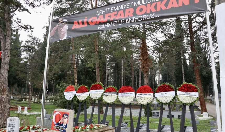 Şehit Emniyet Müdürü Ali Gaffar Okkan, Sakarya'da mezarı başında anıldı