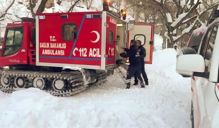 Van'da ambulans helikopter ve paletli ambulans hasta kadın için seferber oldu