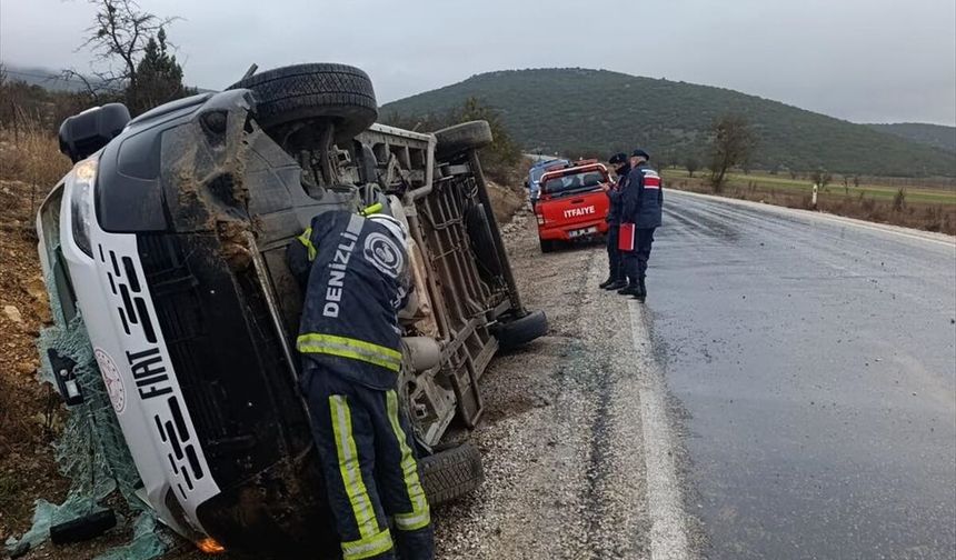 Denizli'de diyaliz hastalarını taşıyan minibüsün devrildiği kazada 9 kişi yaralandı