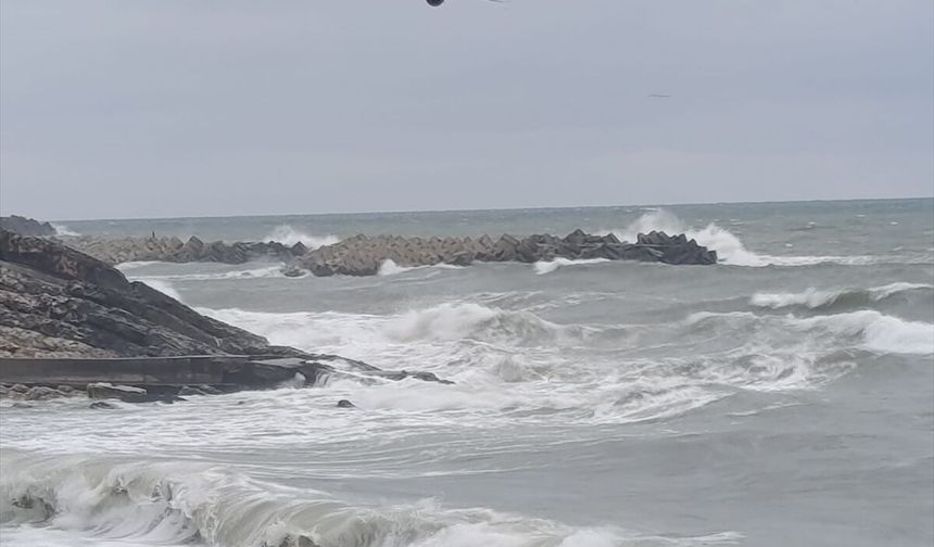Düzce'de kuvvetli rüzgar nedeniyle dalga boyu 3 metreye ulaştı