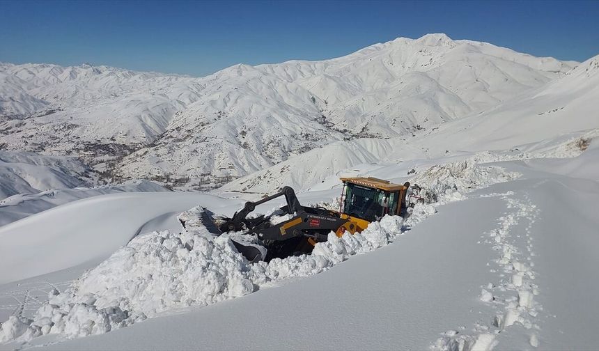 Hakkari'de kar kalınlığının 3 metreyi bulduğu üs bölgelerinin yolunda zorlu çalışma