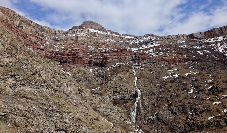 Hakkari'de karların erimesiyle Kırca Şelalesi yeniden canlandı
