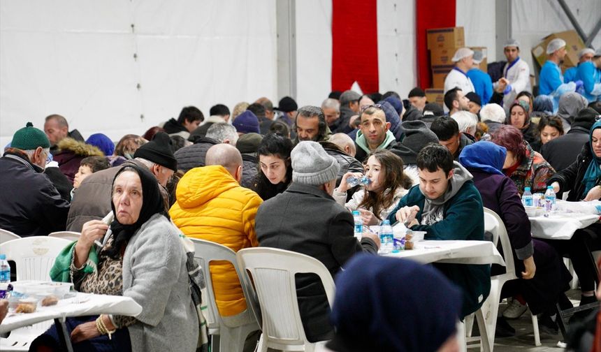 İBB Başkan Vekili Aslan Bağcılar'da vatandaşlarla birlikte iftar yaptı