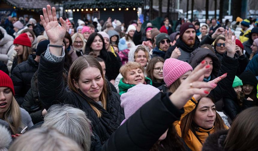 Kiev’de elektrik kesintileri sürerken vatandaşlar partide bir araya geldi