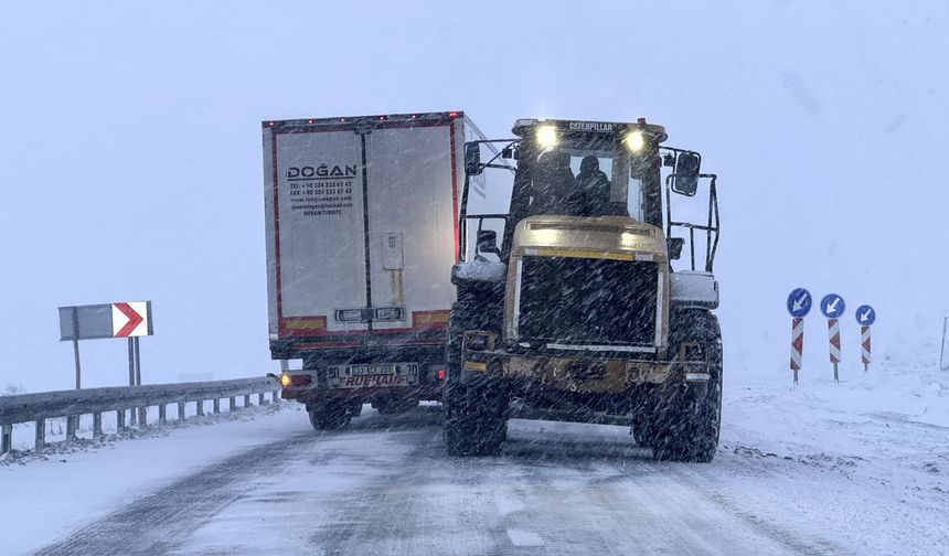Ardahan-Ardanuç kara yolu kar nedeniyle ulaşıma kapatıldı