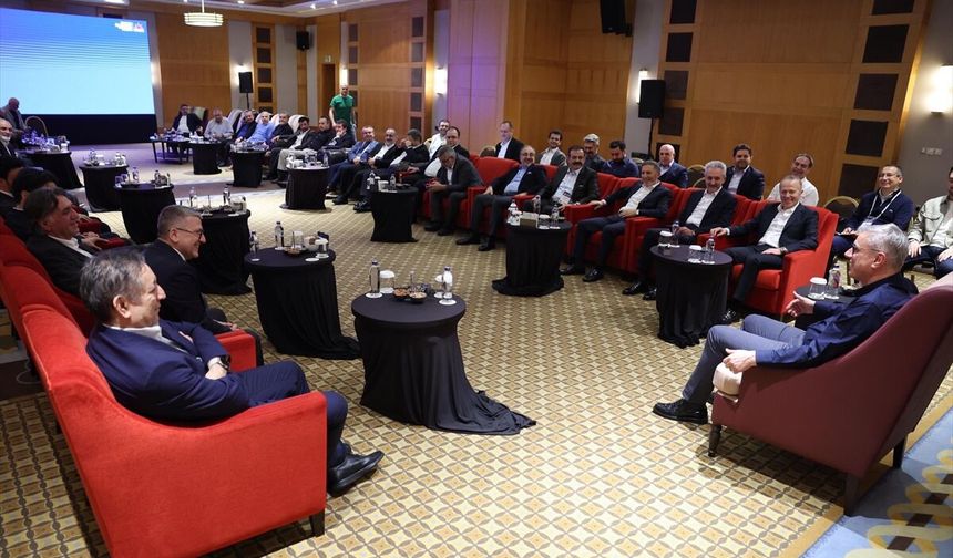 Bakan Memişoğlu, 15. OHSAD Kurultayı'nda sağlık sektörünün temsilcileriyle bir araya geldi