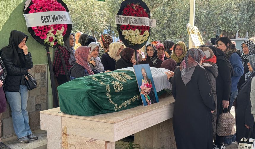 İzmir'deki trafik kazasında ölen genç doktor, son yolculuğuna uğurlandı