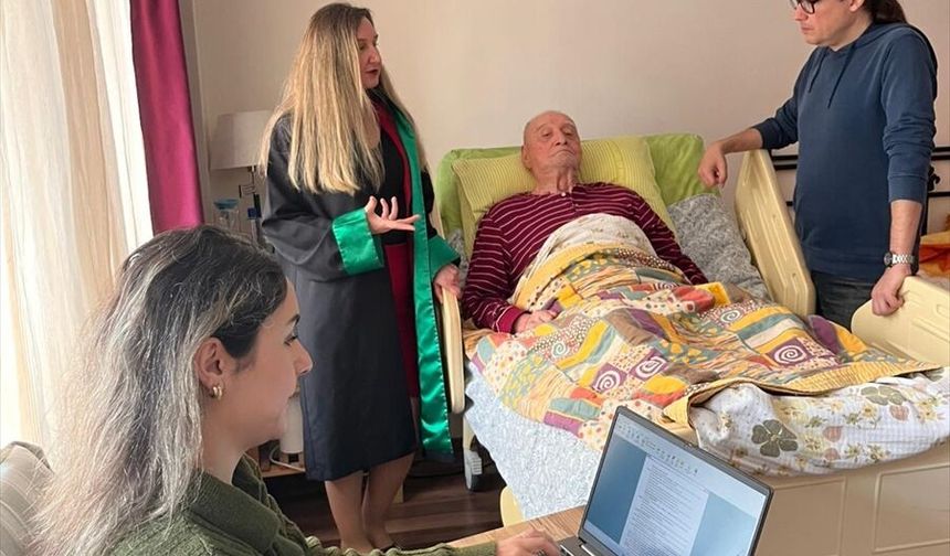 Marmaris'te hakim ve adliye personeli, vesayet davası için yatalak hastanın evine gitti